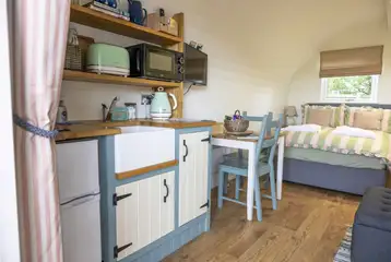 Paddywack kitchen with a sink, hob, microwave, kettle, toaster and fridge Paddywack kitchen with a sink, hob, microwave, kettle, toaster and fridge