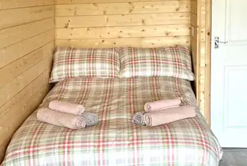 Cuddfan glamping pod double bed