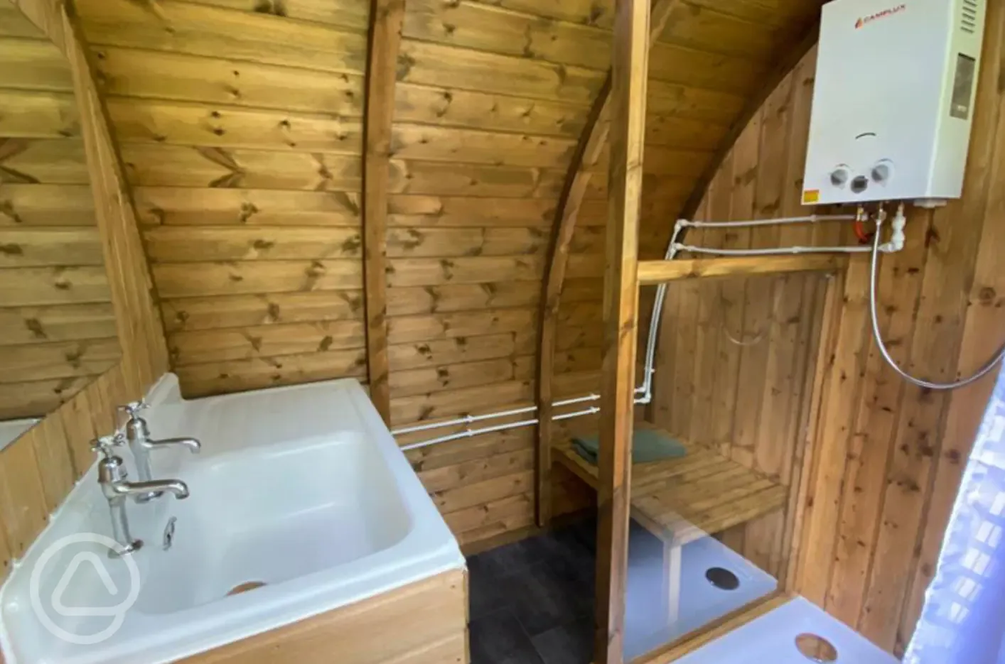 Glamping shepherd's hut ensuite