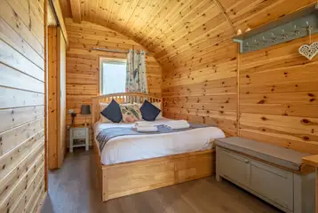 Ensuite glamping pod double bed (pet-free)