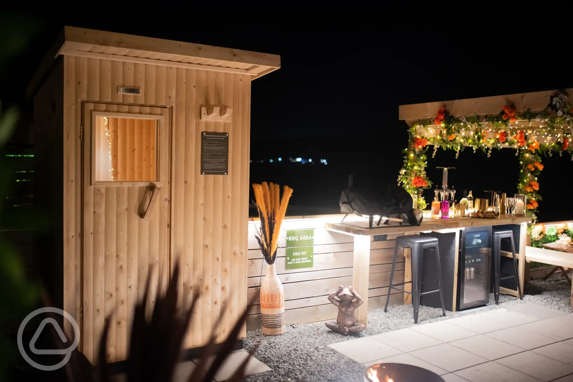 Bonnie's Retreat glamping pod outside area
