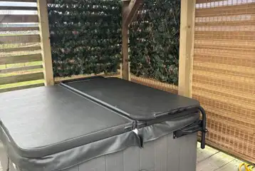 The Heron's Nest - hot tub with a cover The Heron's Nest - hot tub with a cover