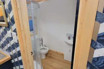 The Fox's Den ensuite toilet and shower The Fox's Den ensuite toilet and shower