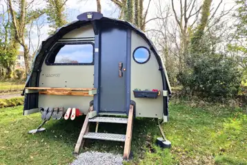 Wainwrights Den medium Landpod with small steps and shoe hooks (dog friendly) Wainwrights Den medium Landpod with small steps and shoe hooks (dog friendly)
