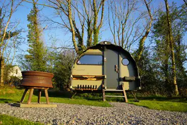 Wainwrights Den medium Landpod with a fire pit