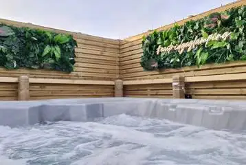 Ensuite glamping pod with hot tub (two person) - electric hot tub