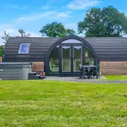 Ensuite glamping pod with hot tub (four person) 