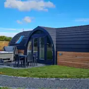 Ensuite glamping pod with hot tub (four person) 