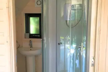 Ensuite glamping pod bathroom with shower, toilet and sink