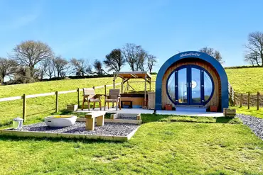 Four Paws Glamping with an enclosed garden, fire pit and hot tub