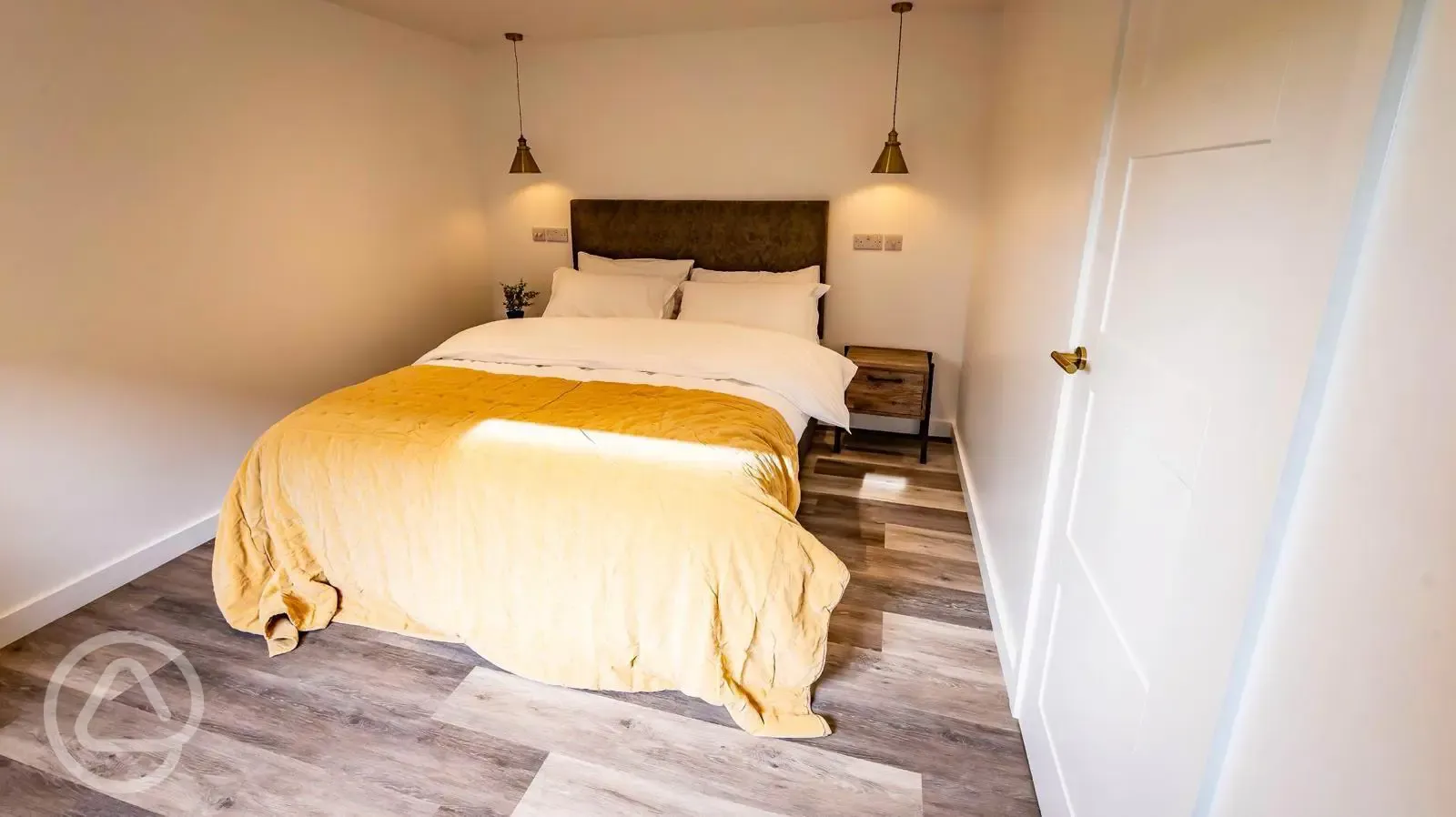 Kingsize bedroom with bedside tables (bedding included)