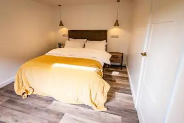 Kingsize bedroom with bedside tables (bedding included)