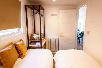 Twin bedroom in the cabins (bedding included)