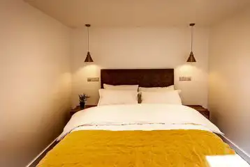 Kingsize bedroom with bedside tables (bedding included)