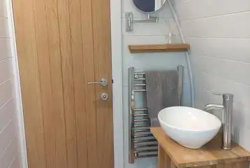 Ensuite glamping pod bathroom