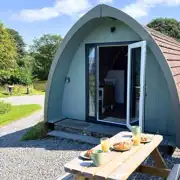Ensuite glamping pod with a private picnic bench