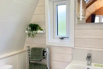 Ensuite bathroom with a heated rail and towels provided Ensuite bathroom with a heated rail and towels provided