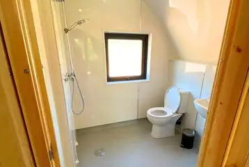 Ensuite wetroom with a toilet, shower, hand basin and two shower heads
