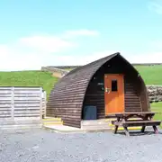 Glamping pod with a fenced-off hot tub Glamping pod with a fenced-off hot tub