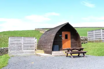 Glamping pod with a fenced-off hot tub Glamping pod with a fenced-off hot tub