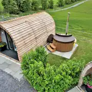 Cennin Pedr Ensuite Glamping Pod with Hot Tub (Dog Friendly), Pods Pwll Coch