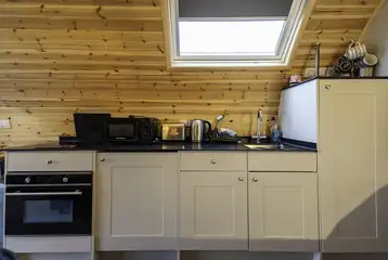 Mega glamping pod kitchen with oven, hob, fridge, sink and toaster