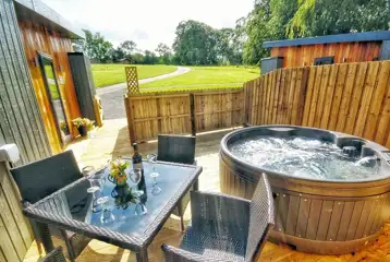 Lapwing lodge hot tub