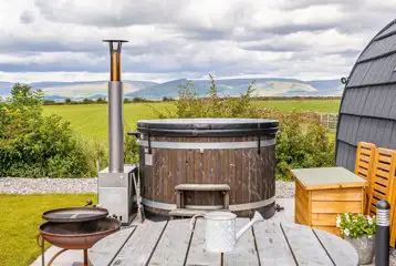 Alanna glamping pod hot tub