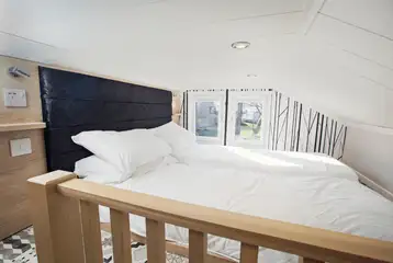 Mezzanine level with twin beds Mezzanine level with twin beds