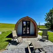 Pabi Ensuite Glamping Pod with Hot Tub (Dog Friendly), Pods Pwll Coch