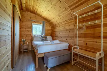 Ensuite glamping pod double bed