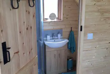 Enlli pod ensuite bathroom