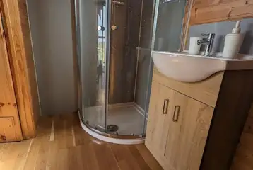 Enlli pod ensuite bathroom